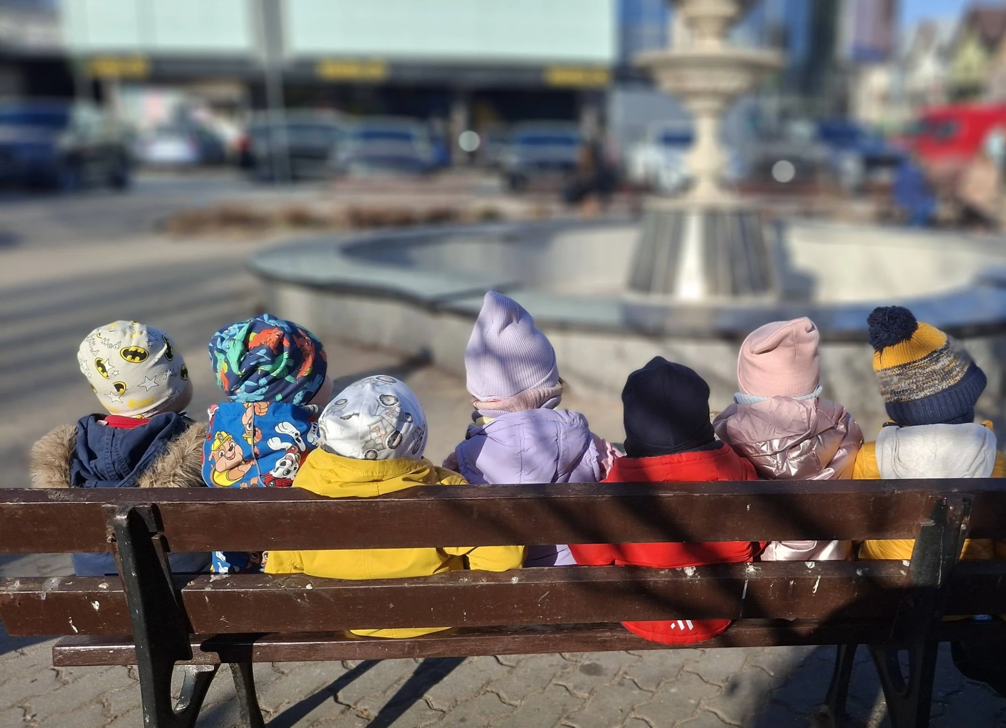 Wycieczka do parku — odpoczynek przy fontannie
